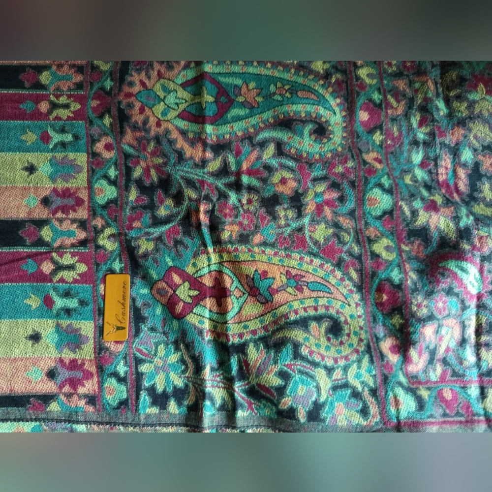 An elegant design Pashmina scarf- Interchangable; Can be worn both inside out - Picture 4 of 4